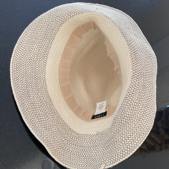 Beautiful hat - Picture 6 of 7